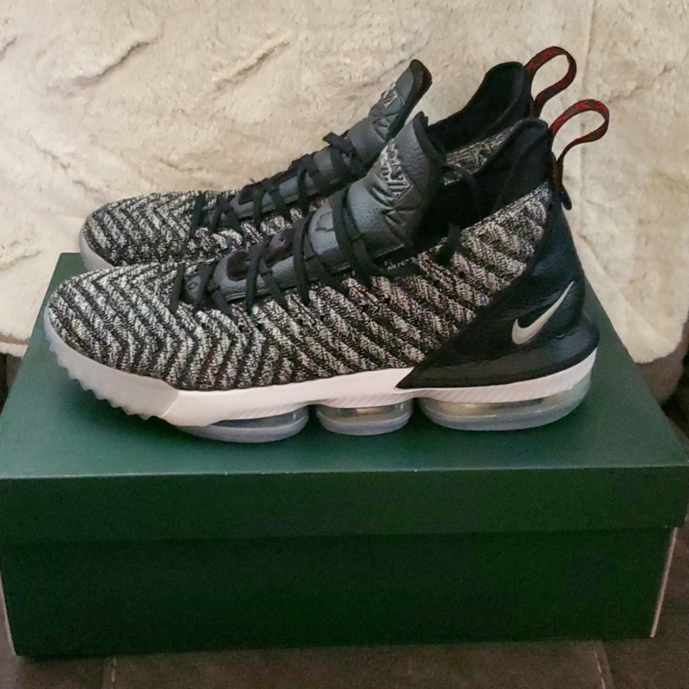 Lebron 16 Black/White/Silver - Oreo